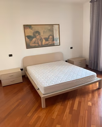 Letto matrimoniale, due comodini, cassettone