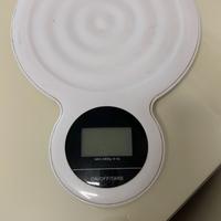 Bilancia bianca da cucina a pile