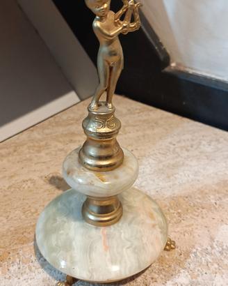 Antica statuina decorativa in marmo con Puttino