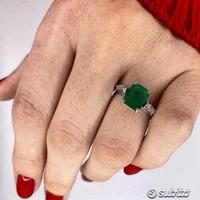 Anello platino ed oro con diamanti e smeraldo