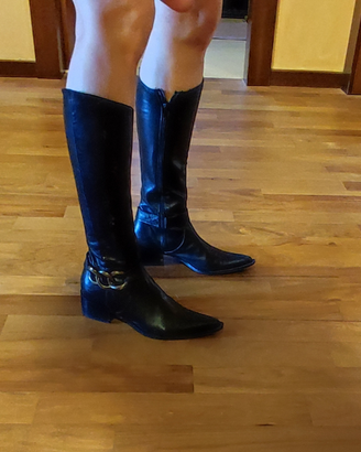 Stivali in morbida pelle nera. Made in Italy