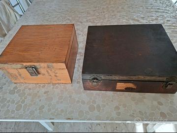 due antiche scatole di legno