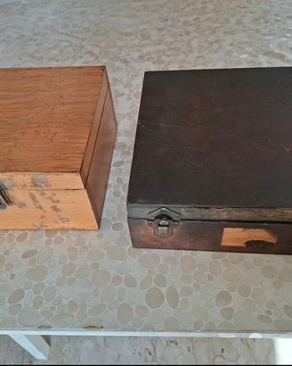 due antiche scatole di legno