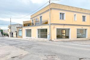 Locale commerciale con ampie vetrate su strada