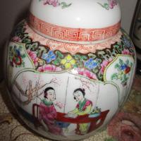 Antico vaso cinese con stemmi e marchi