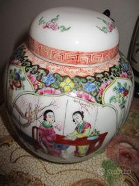 Antico vaso cinese con stemmi e marchi