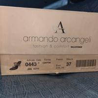 Sandali con tacco alto nero e oro