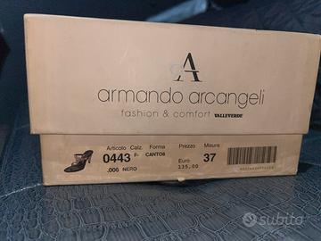 Sandali con tacco alto nero e oro