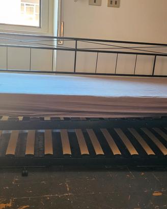 Letto singolo in metallo nero con seconda rete