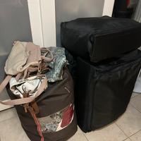 Tre contenitore di vestiti