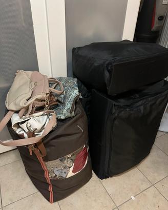 Tre contenitore di vestiti