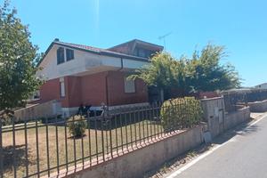 Prestigiosa Villa con Ampio Giardino