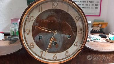Grande orologio meccanico da tavolo o da camino