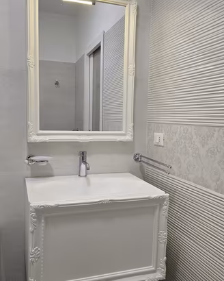Mobile bagno contenitore con specchio e accessori