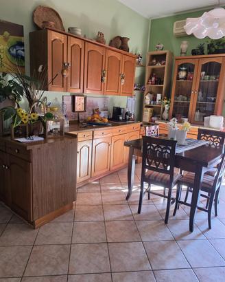 Cucina componibile classica in legno chiaro