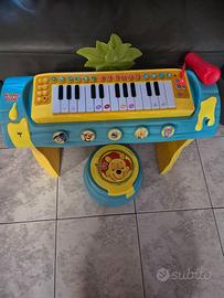 Tastiera con microfono e sgabello