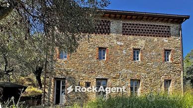 Villa di 250 m² con più di 5 locali e box auto a C