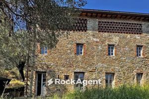 Villa di 250 m² con più di 5 locali e box auto a C