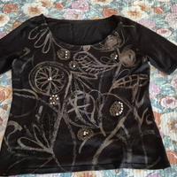 Maglietta nera con disegni marroni dorati e strass