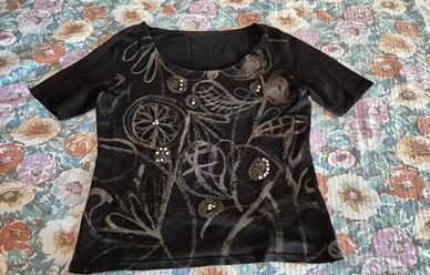 Maglietta nera con disegni marroni dorati e strass