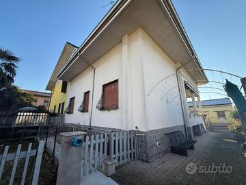 Villa di 174 m² con 5 locali e box auto a Varedo