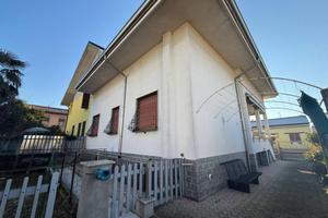 Villa di 174 m² con 5 locali e box auto a Varedo