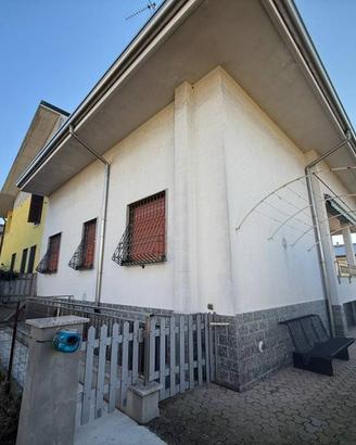 Villa di 174 m² con 5 locali e box auto a Varedo