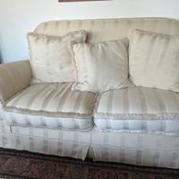 Divano stile classico. 2 posti