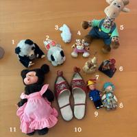 Bambole, collezione di peluche e oggetti vintage