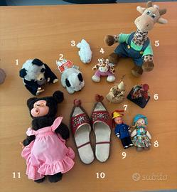 Bambole, collezione di peluche e oggetti vintage