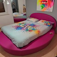 Letto matrimoniale quadrato con base rotonda