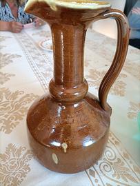 Caraffa in terracotta con marsala all'interno