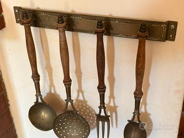 Set mestoli antichi in ottone e legno