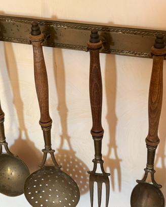 Set mestoli antichi in ottone e legno