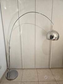 Lampada ad arco stile Arco – base in metallo croma