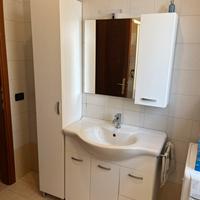 Mobile da bagno completo di rubinetto e specchio