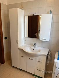 Mobile da bagno completo di rubinetto e specchio