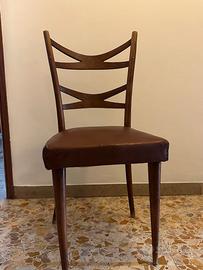 Sedia vintage in legno con seduta in similpelle