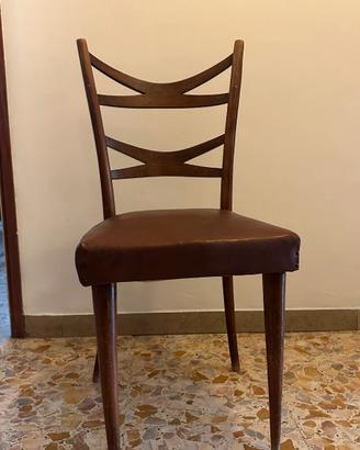 Sedia vintage in legno con seduta in similpelle