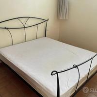 Letto in ferro battuto e moderne doghe