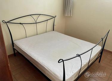 Letto in ferro battuto e moderne doghe
