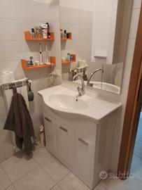 Mobile bagno con specchio e illuminazione