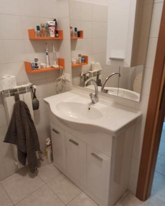 Mobile bagno con specchio e illuminazione