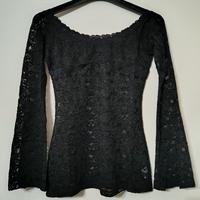 Mini abito nero in pizzo con spalle scoperte