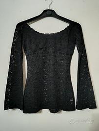 Mini abito nero in pizzo con spalle scoperte