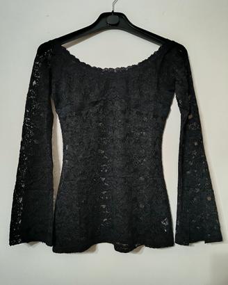 Mini abito nero in pizzo con spalle scoperte