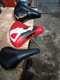 tre selle per bicicletta 