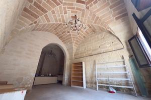 Locale commerciale nel centro del paese