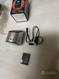 Set di tre  mini casse Bluetooth portatili.