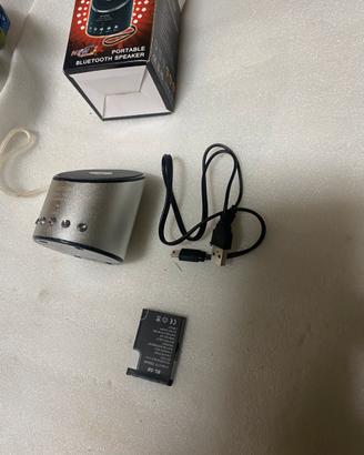Set di tre  mini casse Bluetooth portatili.